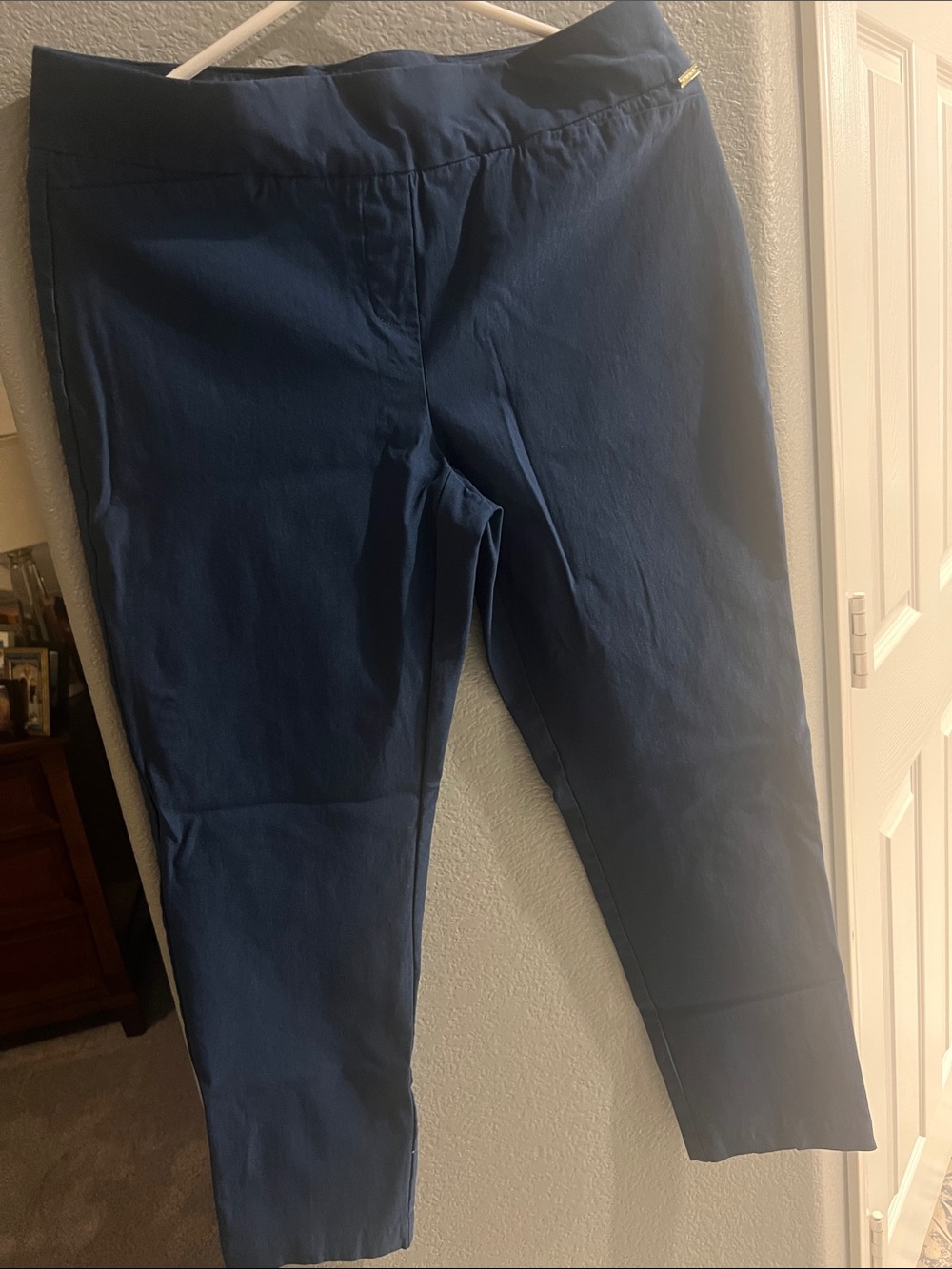 T Tahari Navy Cropped Dress Pants